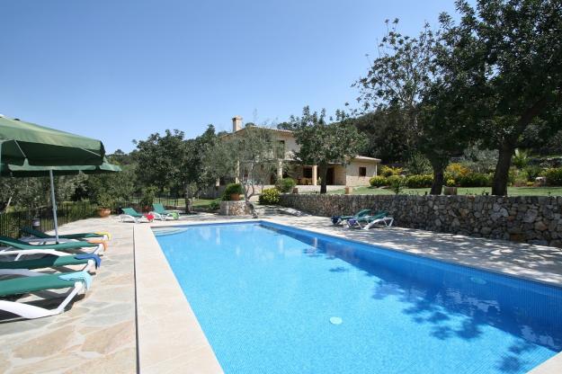 rentavillamallorca.com/villa135/pool